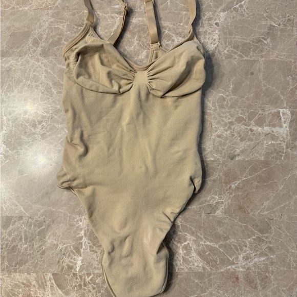 SKIMS SEAMLESS SCULPT THONG BODYSUIT - Picture 3 of 10